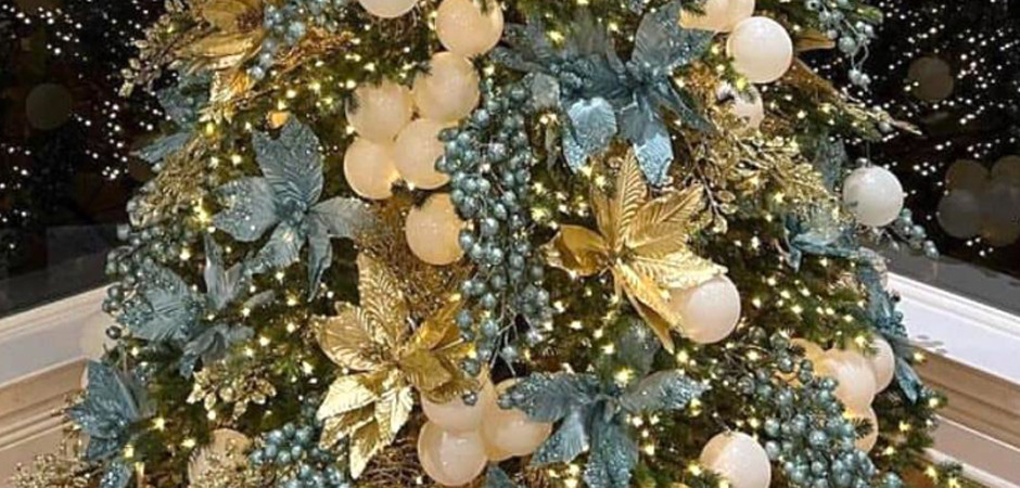 Дизайнерская Елка украшенная Золотыми и Голубыми Цветами Golden and Blue Flowers