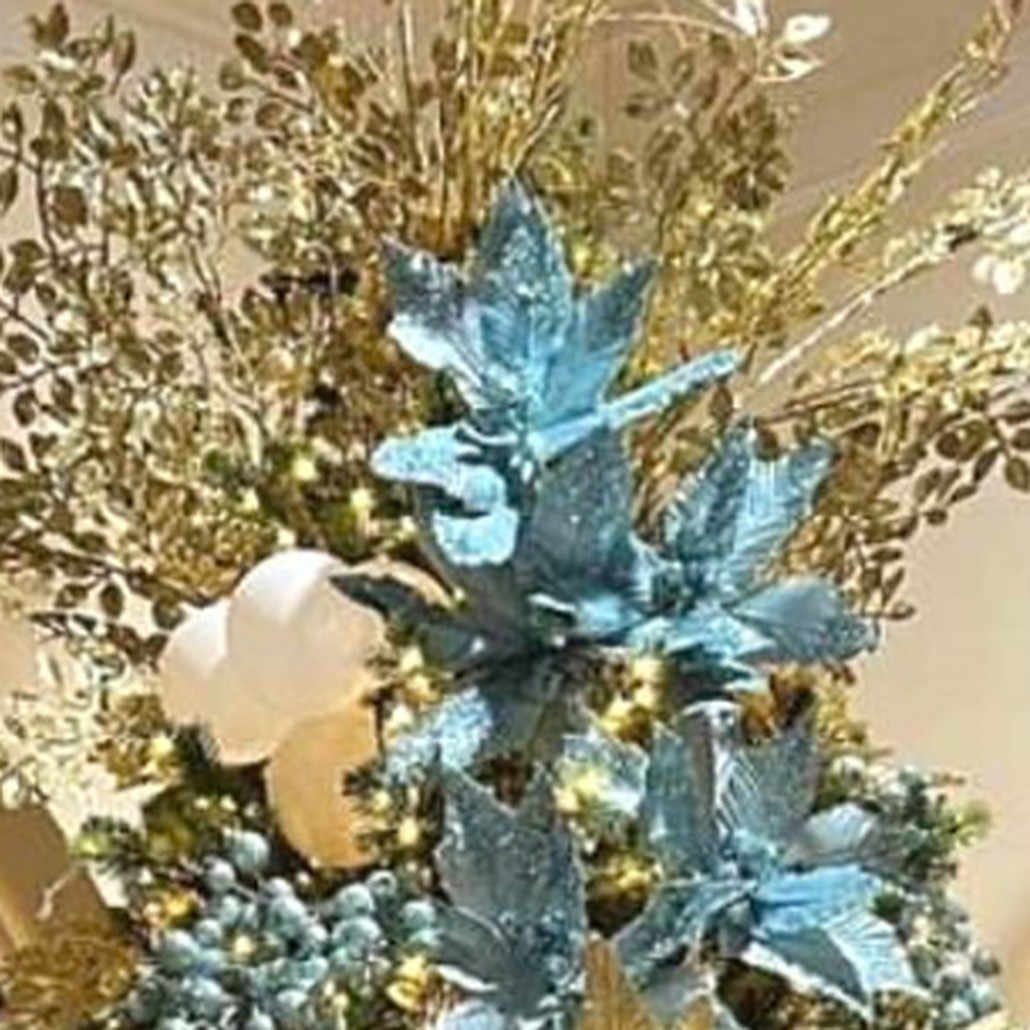 Дизайнерская Елка украшенная Золотыми и Голубыми Цветами Golden and Blue Flowers