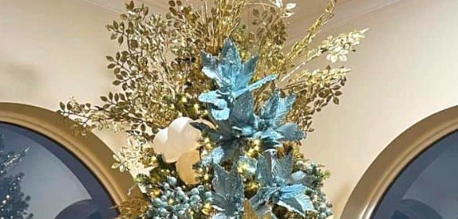 Дизайнерская Елка украшенная Золотыми и Голубыми Цветами Golden and Blue Flowers