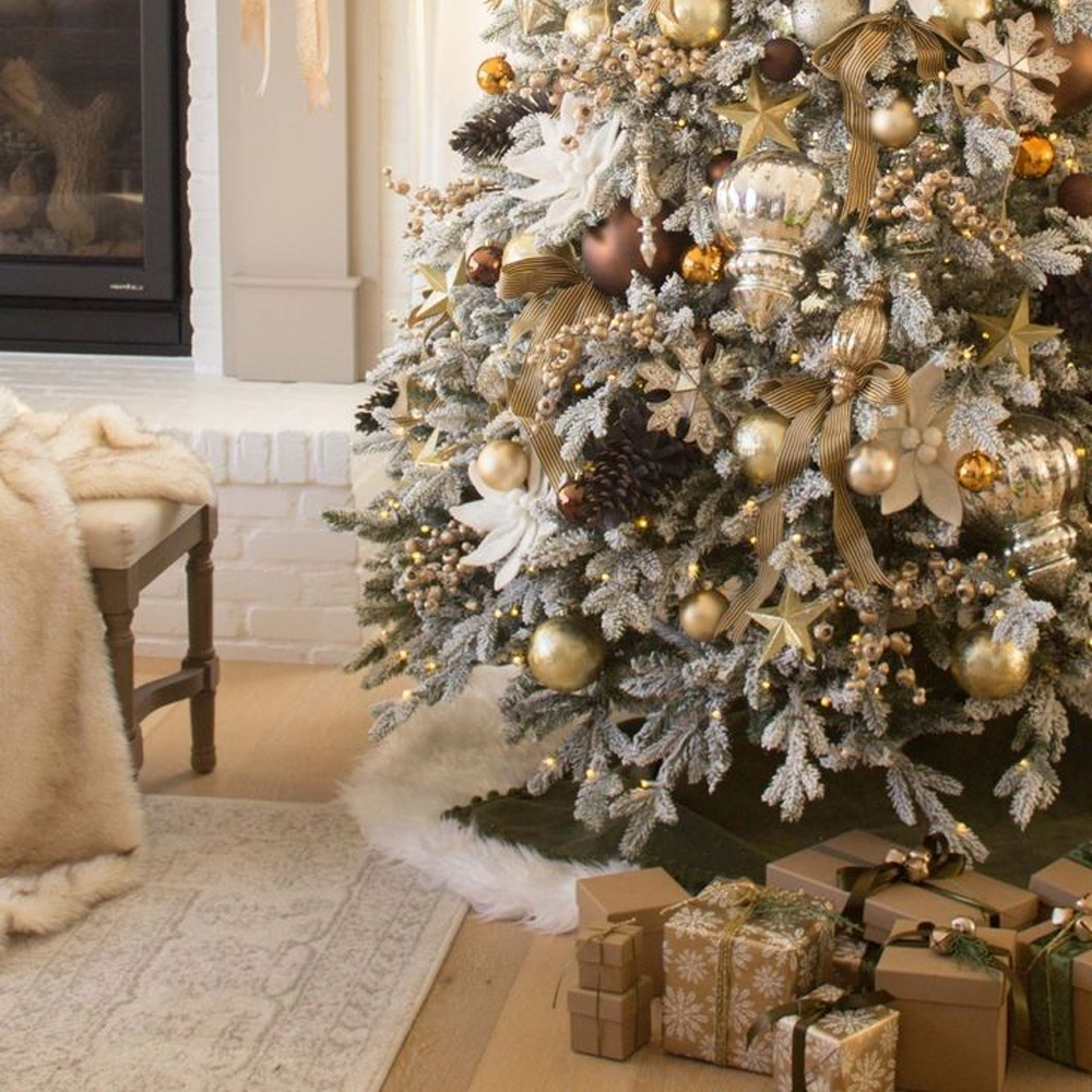 Дизайнерская Елка украшенная шарами в бежевых тонах и декором в виде белых цветов и шишек