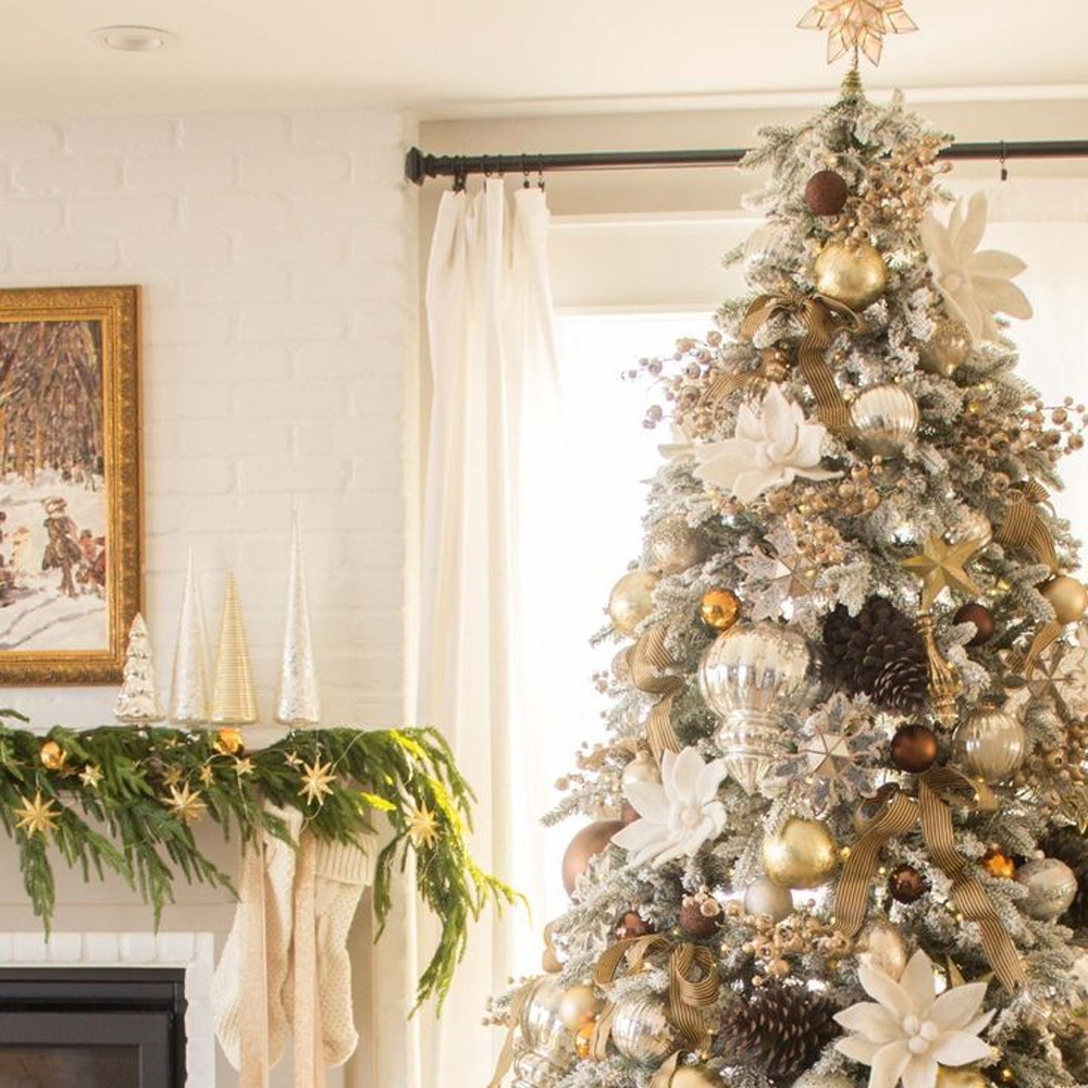 Дизайнерская Елка украшенная шарами в бежевых тонах и декором в виде белых цветов и шишек