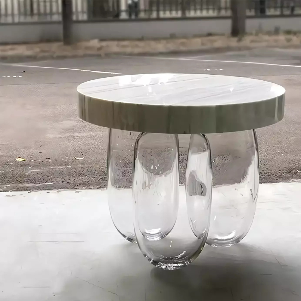 Дизайнерский журнальный стол на 3-х овальных прозрачных ножках Tukutic