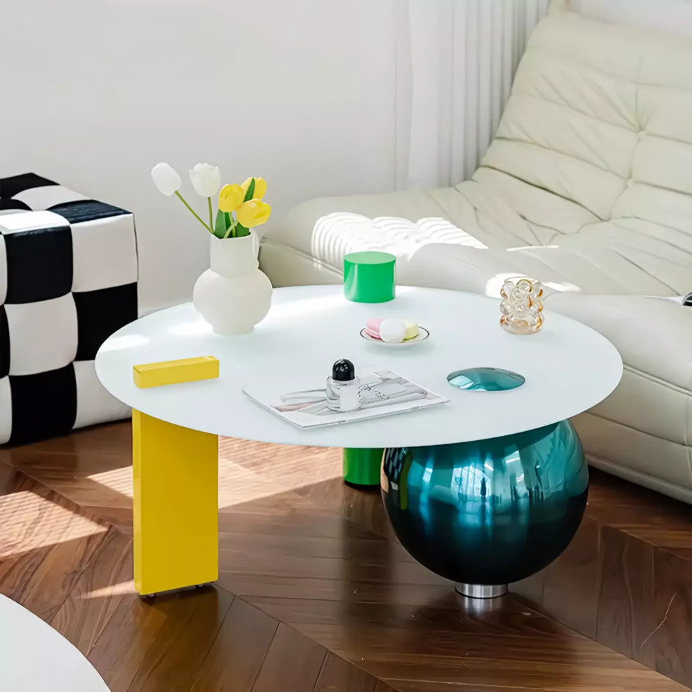Дизайнерский журнальный стол с круглой белой столешницей на 3-х геометрических ножках Tajefox