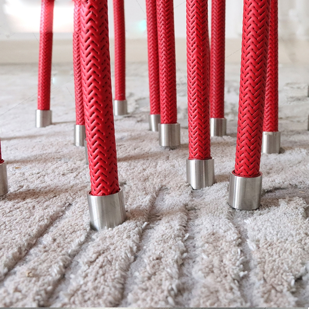 Дизайнерский журнальный стол с круглой прозрачной столешницей и основанием в виде красных металлических тросов Wires