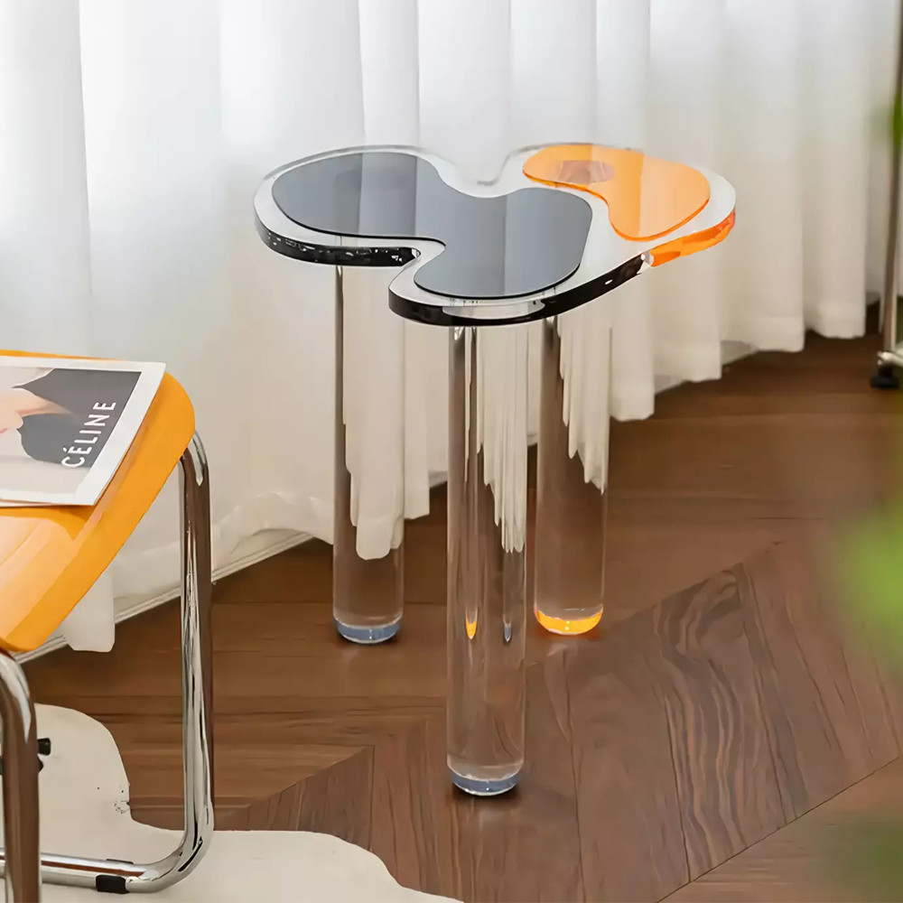 Дизайнерский журнальный стол с фигурной столешницей на 3-х прозрачных ножках Rahakif