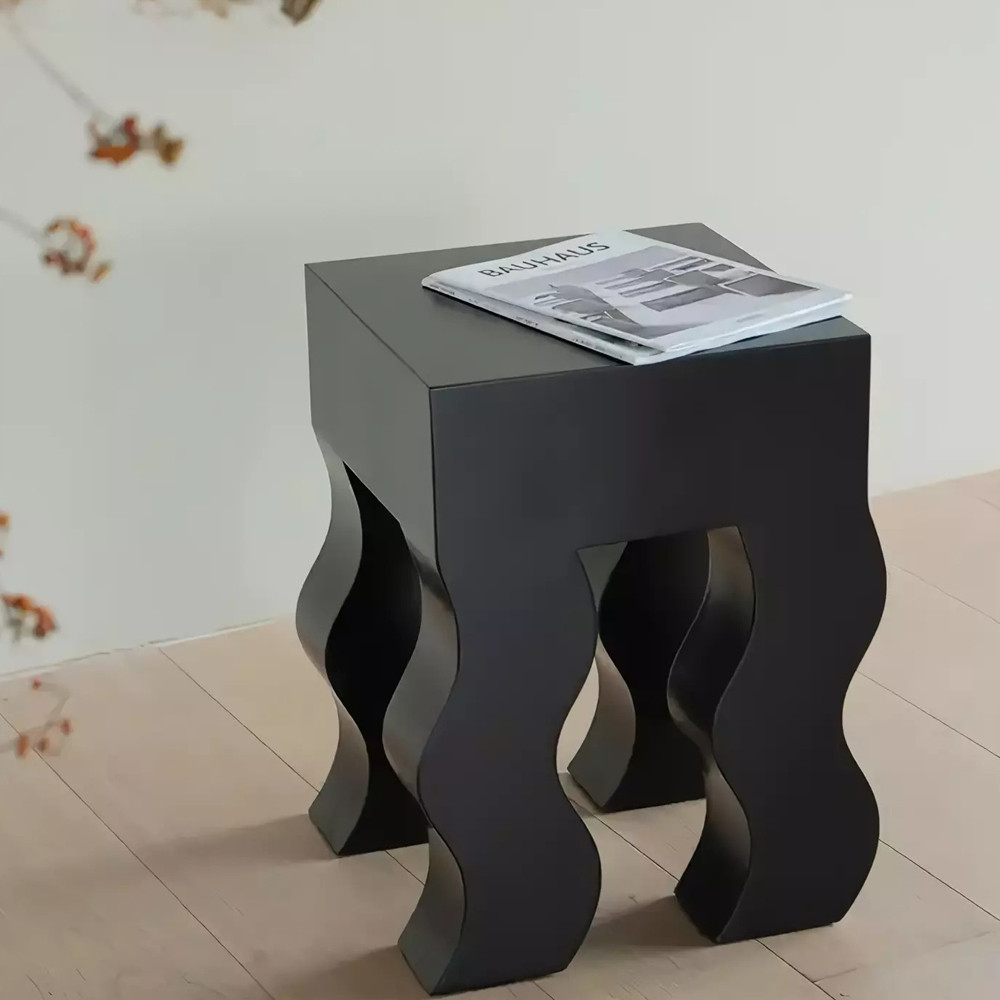 Дизайнерский журнальный стол чёрный с ножками волнистой формы Egopi