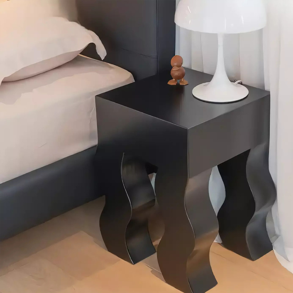 Дизайнерский журнальный стол чёрный с ножками волнистой формы Egopi