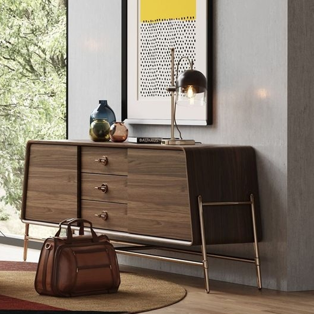 Дизайнерский комод трапециевидной формы с ручками и основанием золотого цвета Armaria