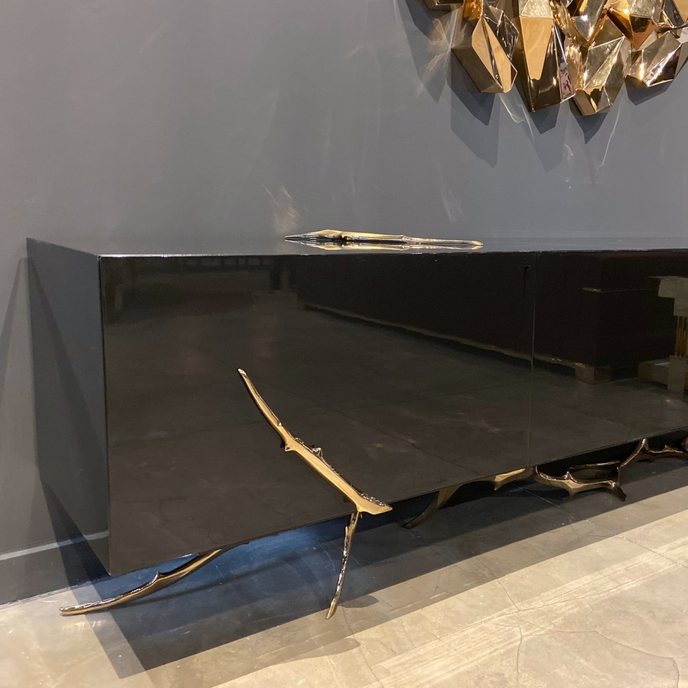 Дизайнерский комод чёрный глянцевый с основанием в виде золотых ветвей Meta Credenza