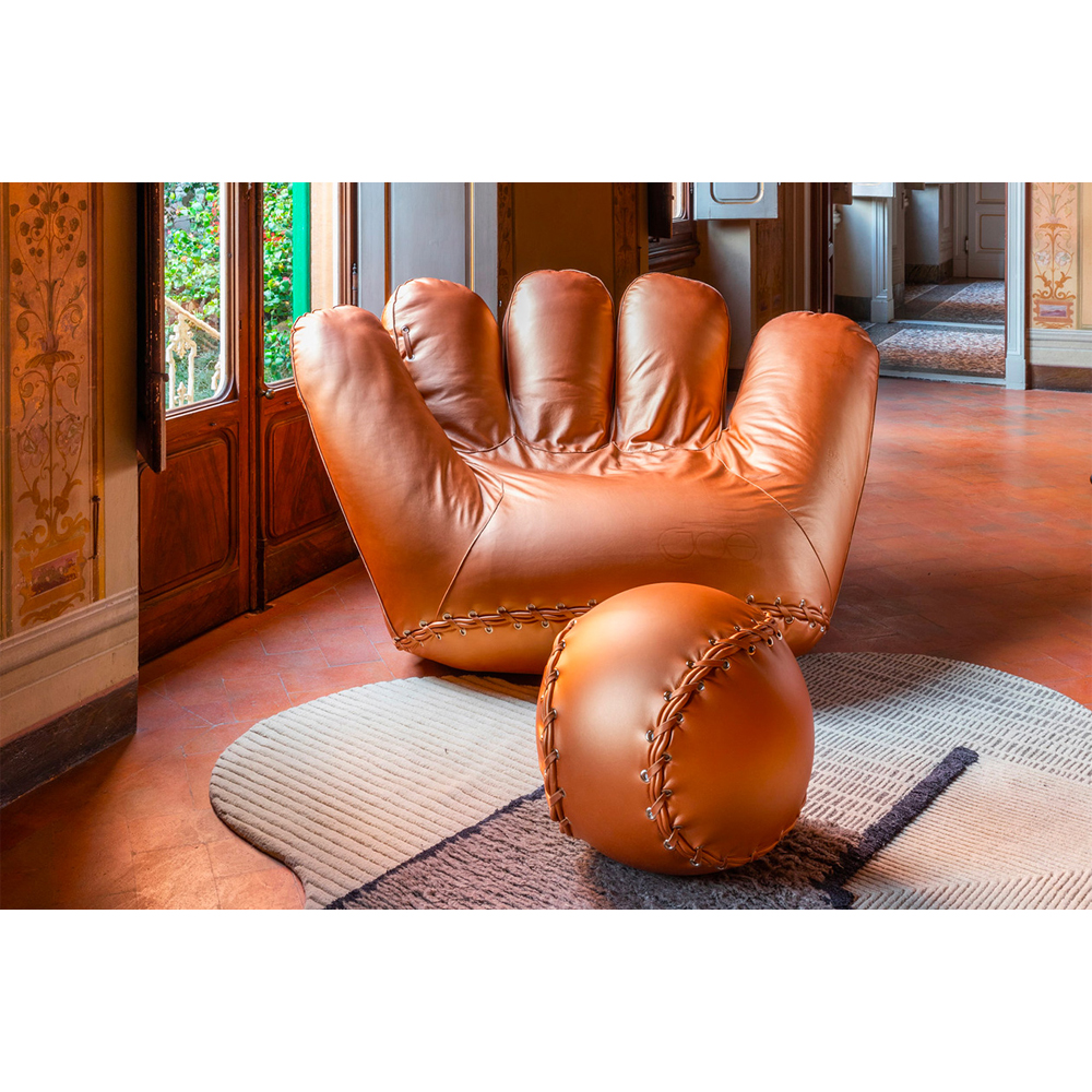 Дизайнерское кожаное кресло в форме руки Poltronova Joe Gold Armchair
