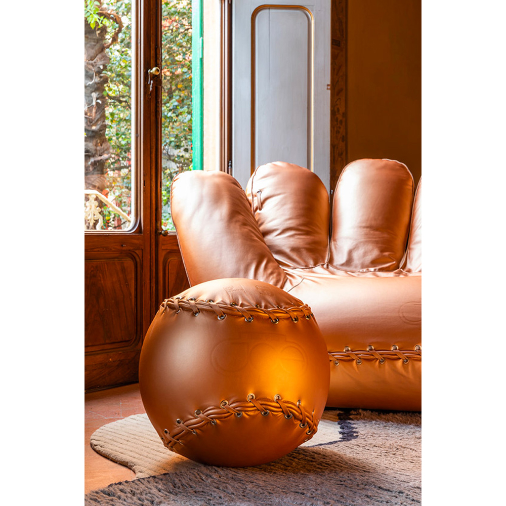 Дизайнерское кожаное кресло в форме руки Poltronova Joe Gold Armchair
