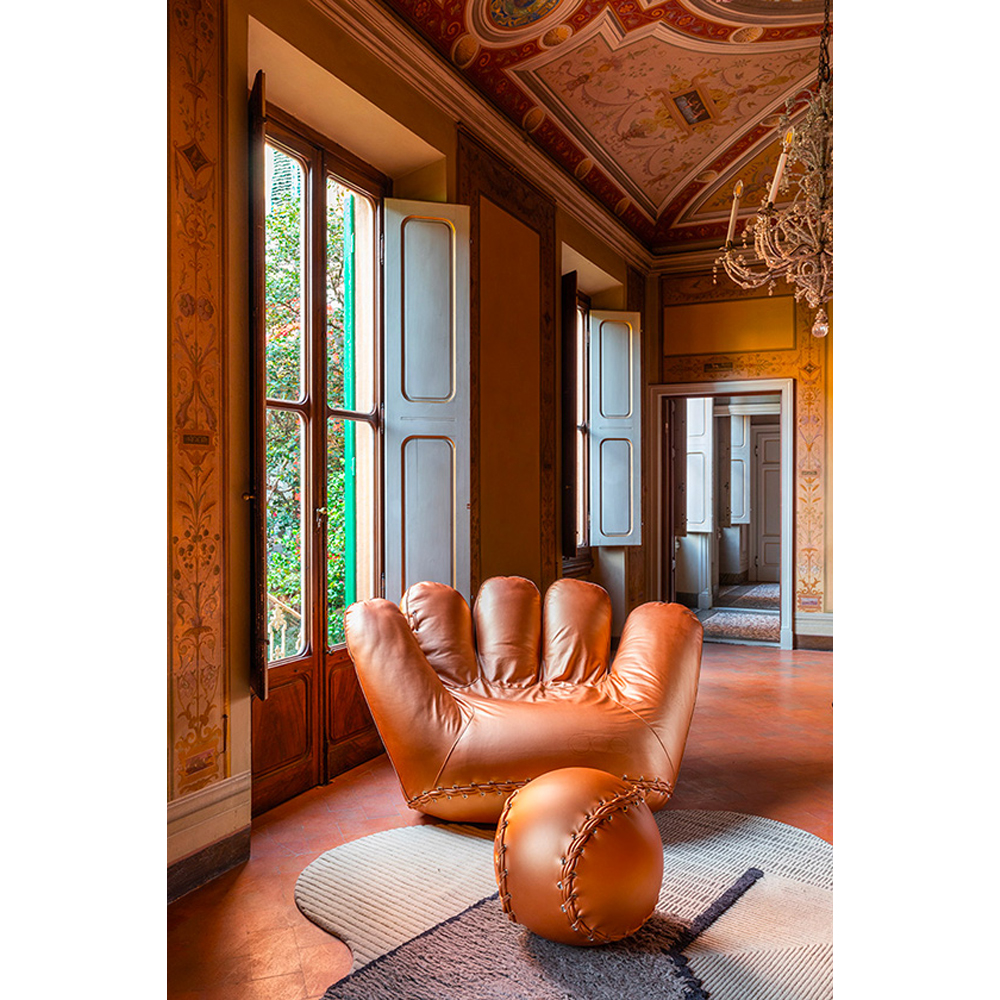 Дизайнерское кожаное кресло в форме руки Poltronova Joe Gold Armchair