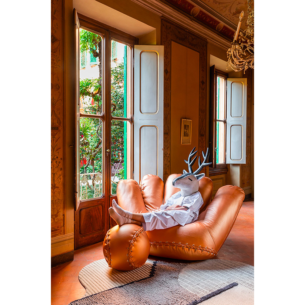 Дизайнерское кожаное кресло в форме руки Poltronova Joe Gold Armchair