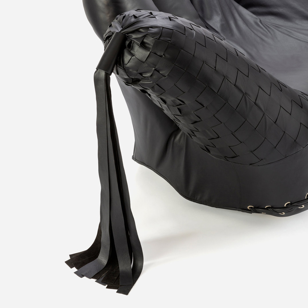 Дизайнерское кожаное кресло в форме руки Poltronova Joe Whip Armchair