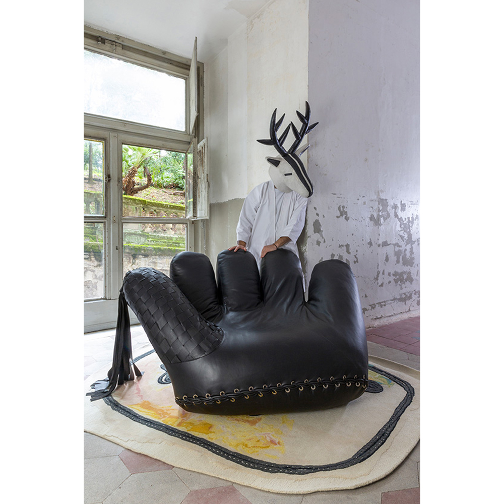 Дизайнерское кожаное кресло в форме руки Poltronova Joe Whip Armchair