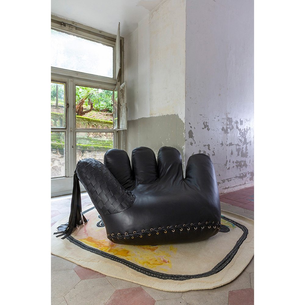 Дизайнерское кожаное кресло в форме руки Poltronova Joe Whip Armchair