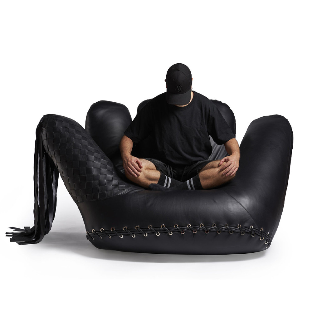 Дизайнерское кожаное кресло в форме руки Poltronova Joe Whip Armchair