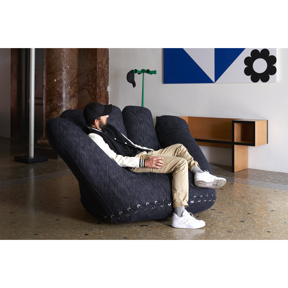 Дизайнерское кресло в форме руки Poltronova Joe Jeans Armchair