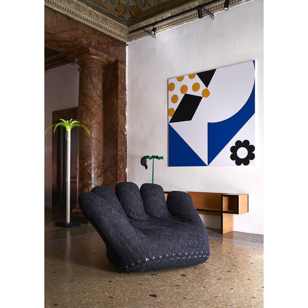 Дизайнерское кресло в форме руки Poltronova Joe Jeans Armchair