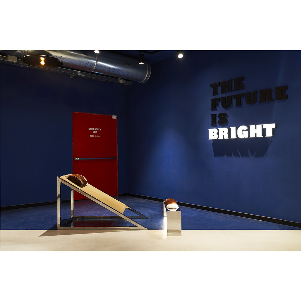 Дизайнерское кресло на металлическом каркасе с подставкой для ног Poltronova Mies Armchair