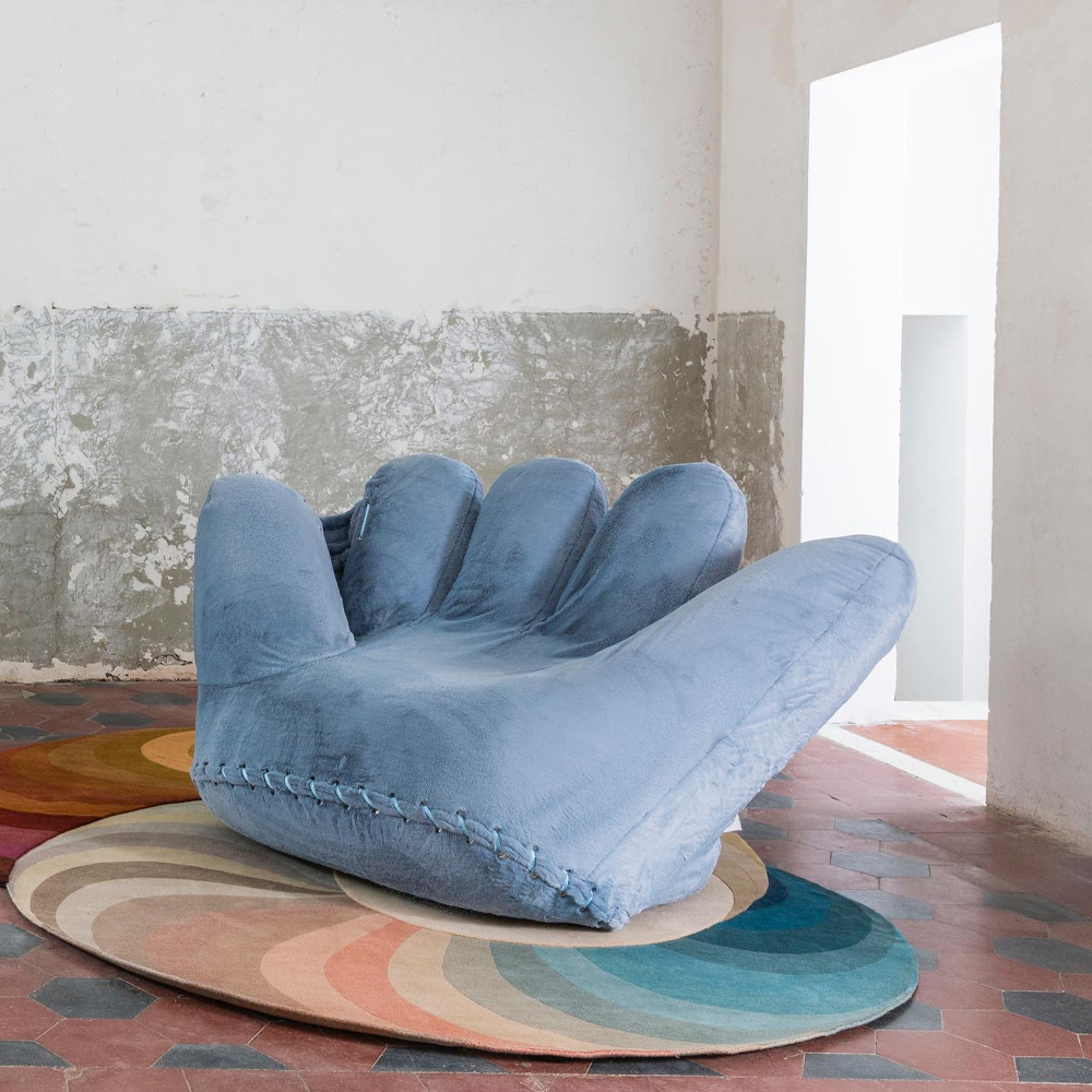 Дизайнерское плюшевое кресло в форме руки голубое Poltronova Joe Plush Baby Blue Armchair