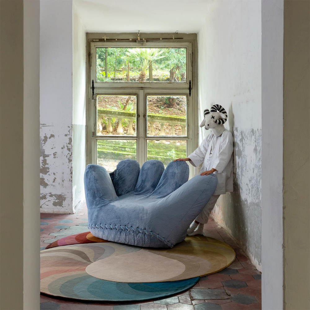 Дизайнерское плюшевое кресло в форме руки голубое Poltronova Joe Plush Baby Blue Armchair