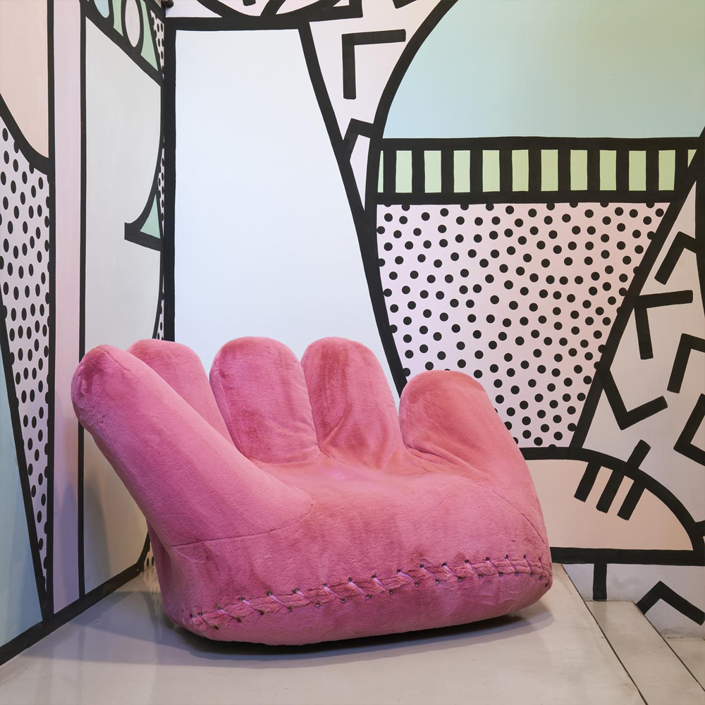 Дизайнерское плюшевое розовое кресло в форме руки Poltronova Joe Plush Taffy Pink Armchair
