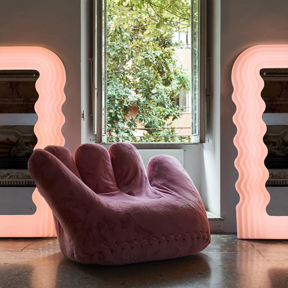 Дизайнерское плюшевое розовое кресло в форме руки Poltronova Joe Plush Taffy Pink Armchair