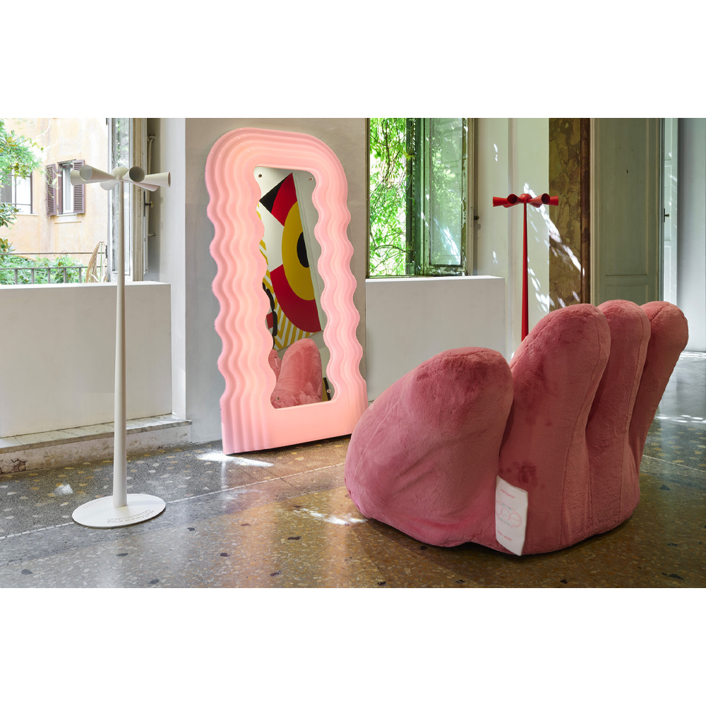 Дизайнерское плюшевое розовое кресло в форме руки Poltronova Joe Plush Taffy Pink Armchair