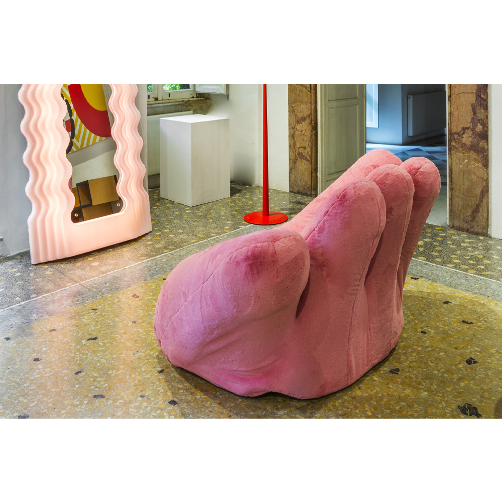 Дизайнерское плюшевое розовое кресло в форме руки Poltronova Joe Plush Taffy Pink Armchair