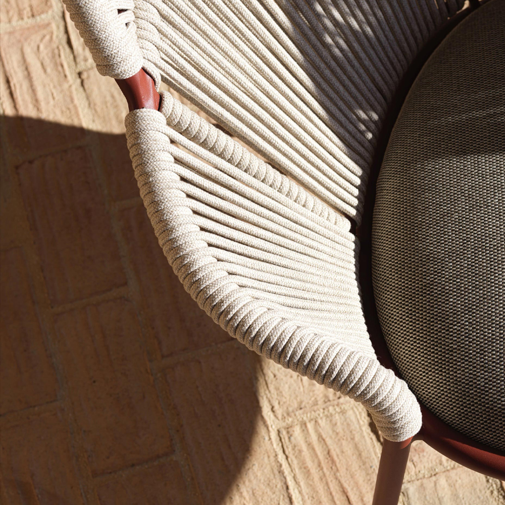 Дизайнерское уличное кресло с веревочной спинкой PETALO Armchair
