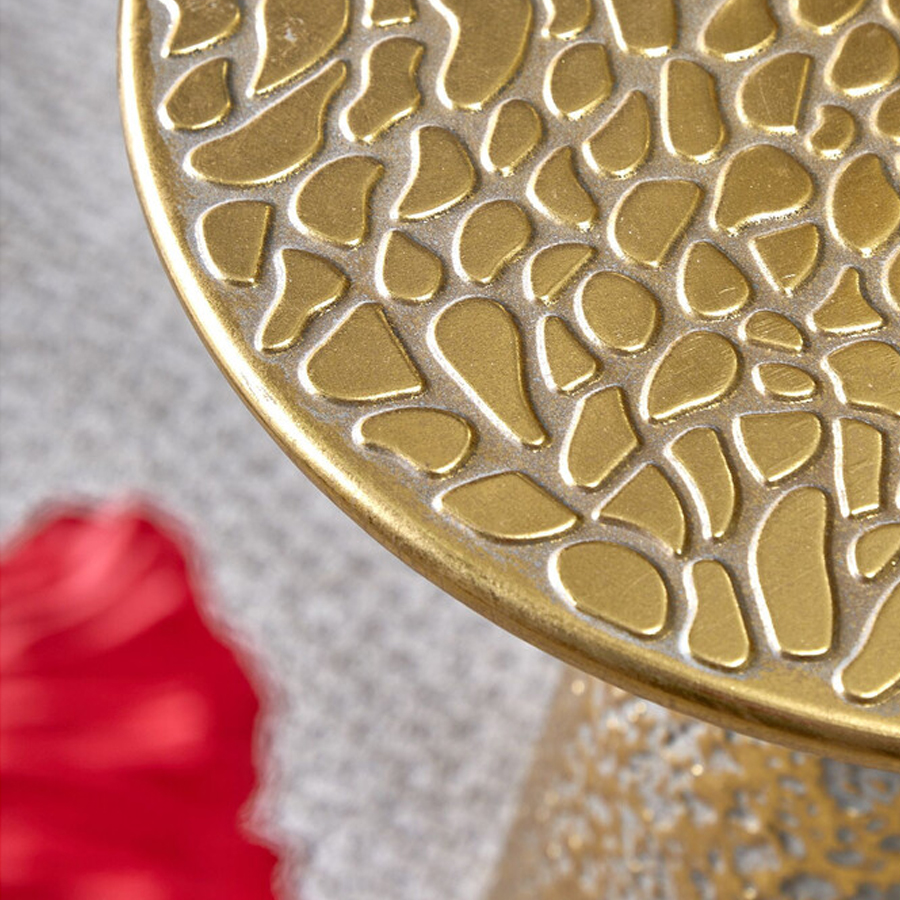 Журнальный столик с конусообразной основой и текстурной поверхностью золотого цвет Ethnic Metal