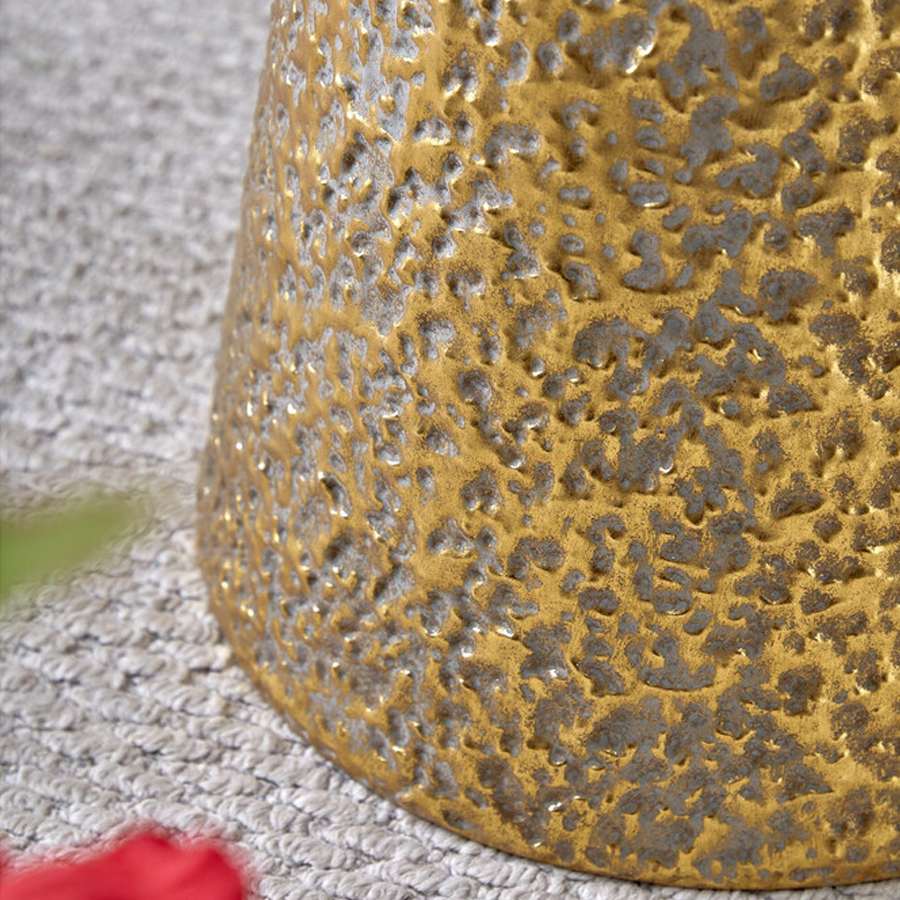 Журнальный столик с конусообразной основой и текстурной поверхностью золотого цвет Ethnic Metal