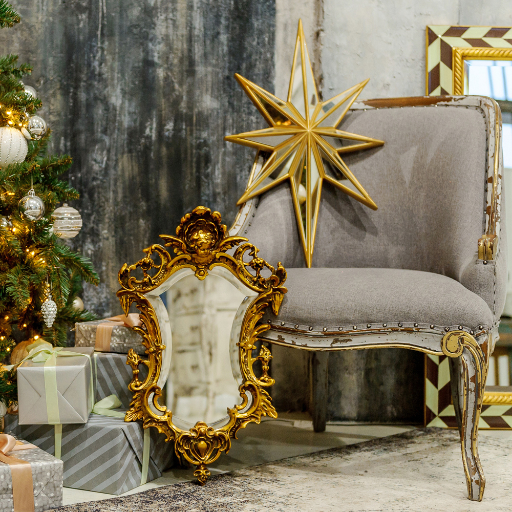 Зеркало настенное в ажурной раме золотого цвета с эффектом старины Classic Ornament Mirror