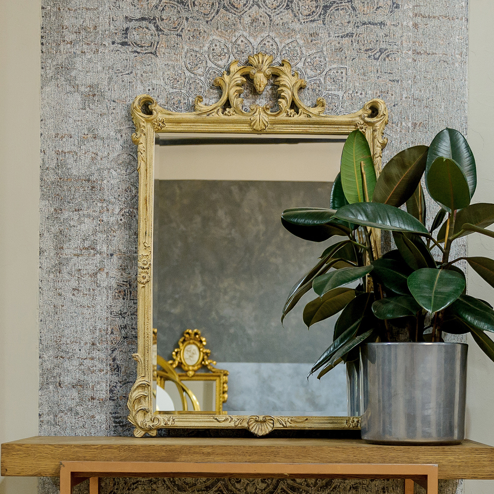 Зеркало настенное в раме бежевого цвета с эффектом старины Classic Ornament Mirror