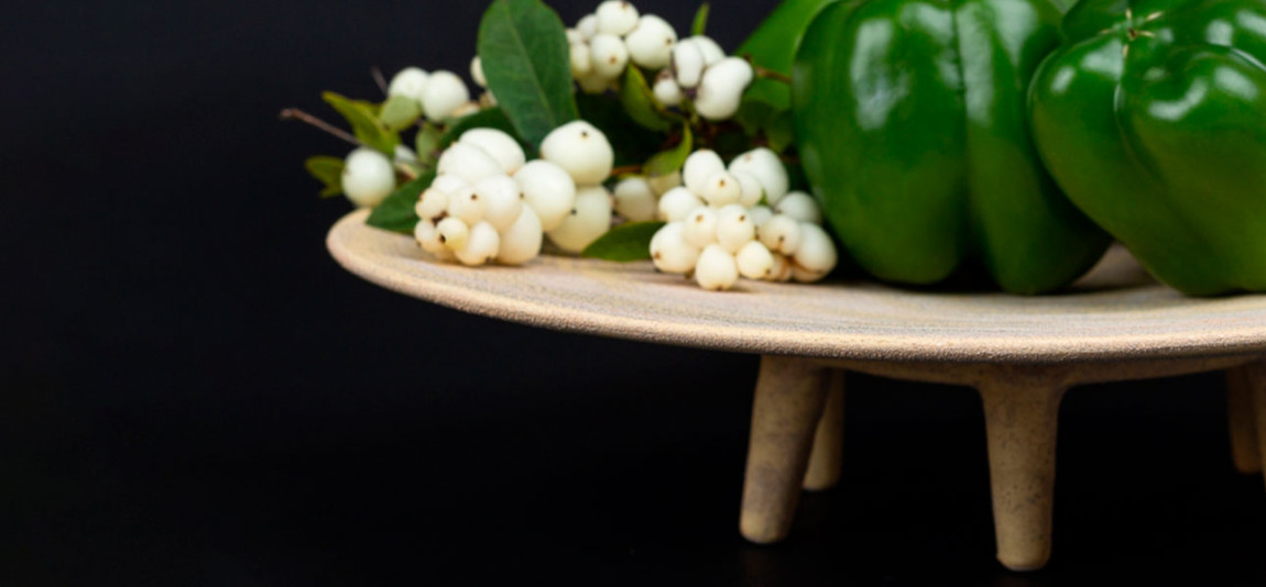 Керамическое блюдо на ножках