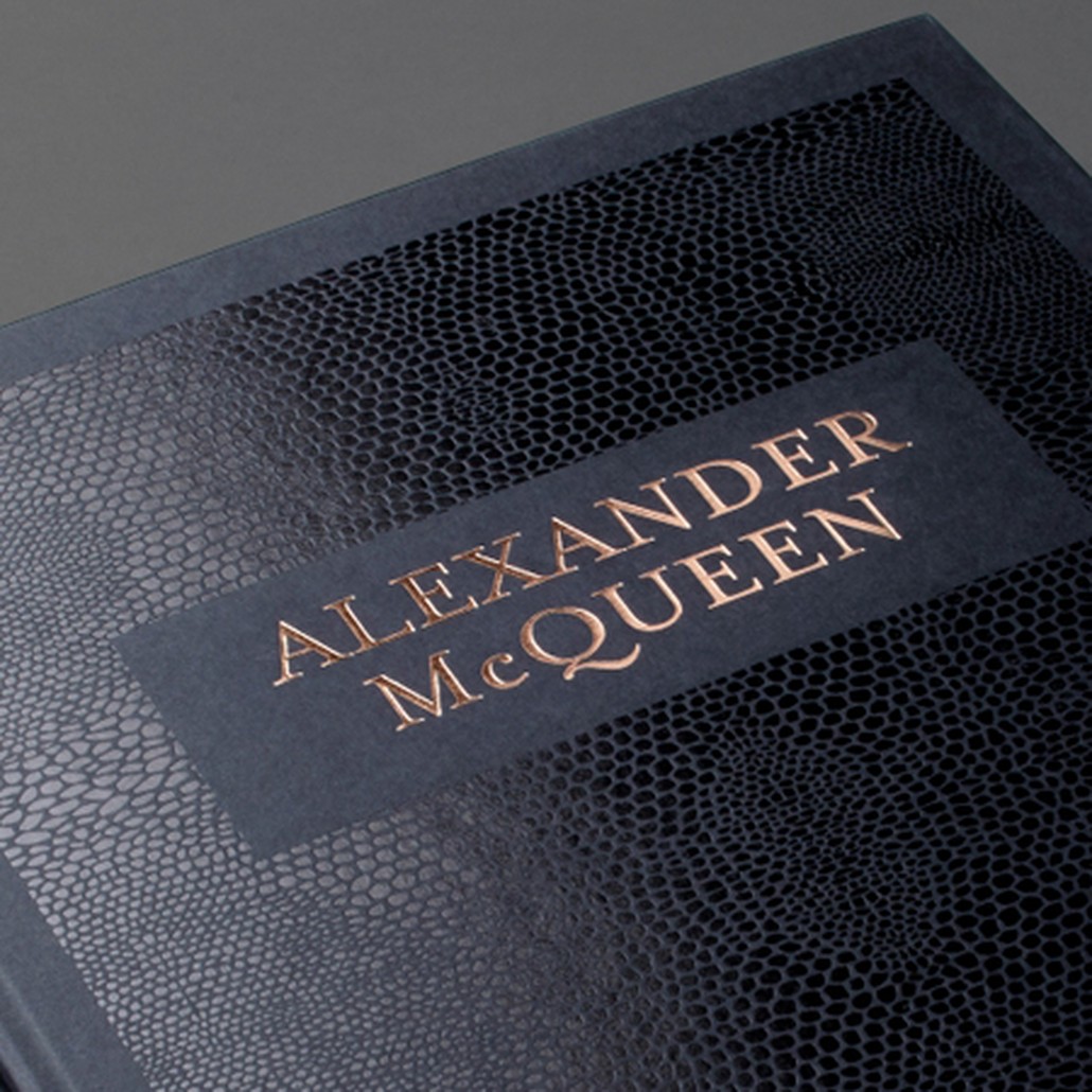 Книга ALEXANDER MCQUEEN book