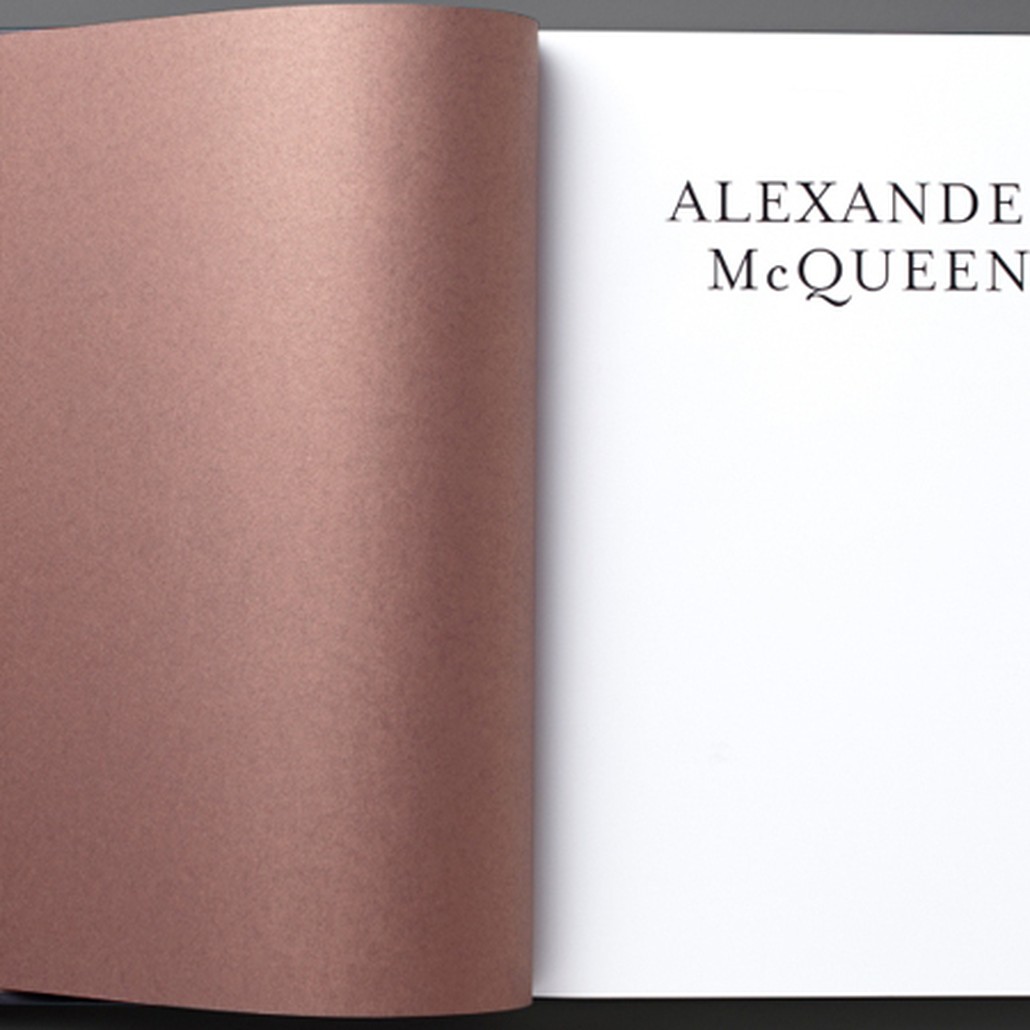 Книга ALEXANDER MCQUEEN book