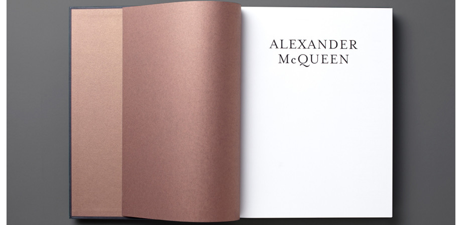 Книга ALEXANDER MCQUEEN book