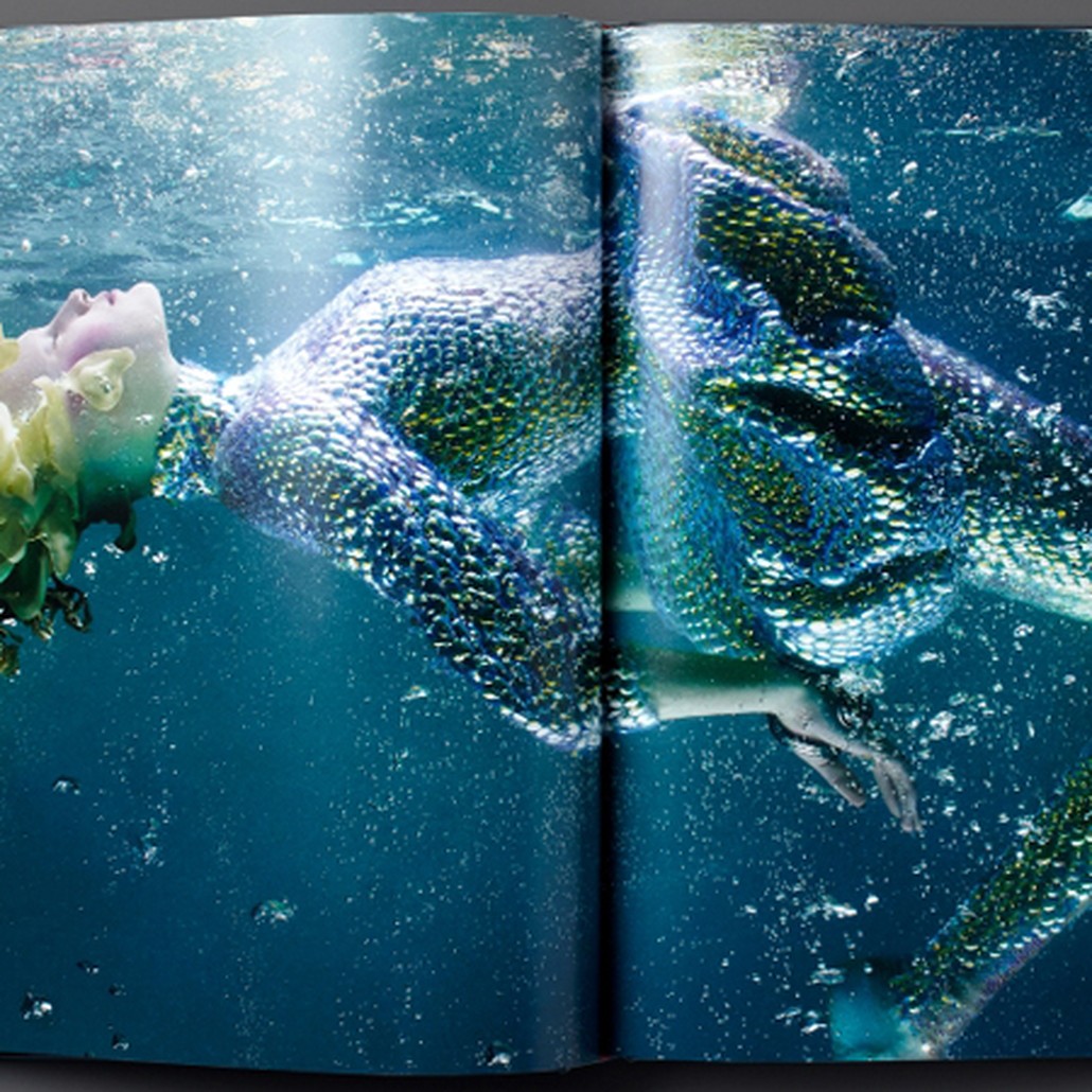 Книга ALEXANDER MCQUEEN book