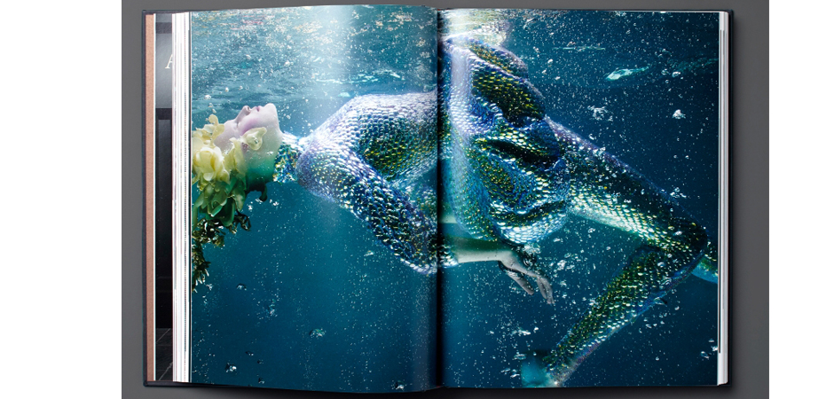 Книга ALEXANDER MCQUEEN book