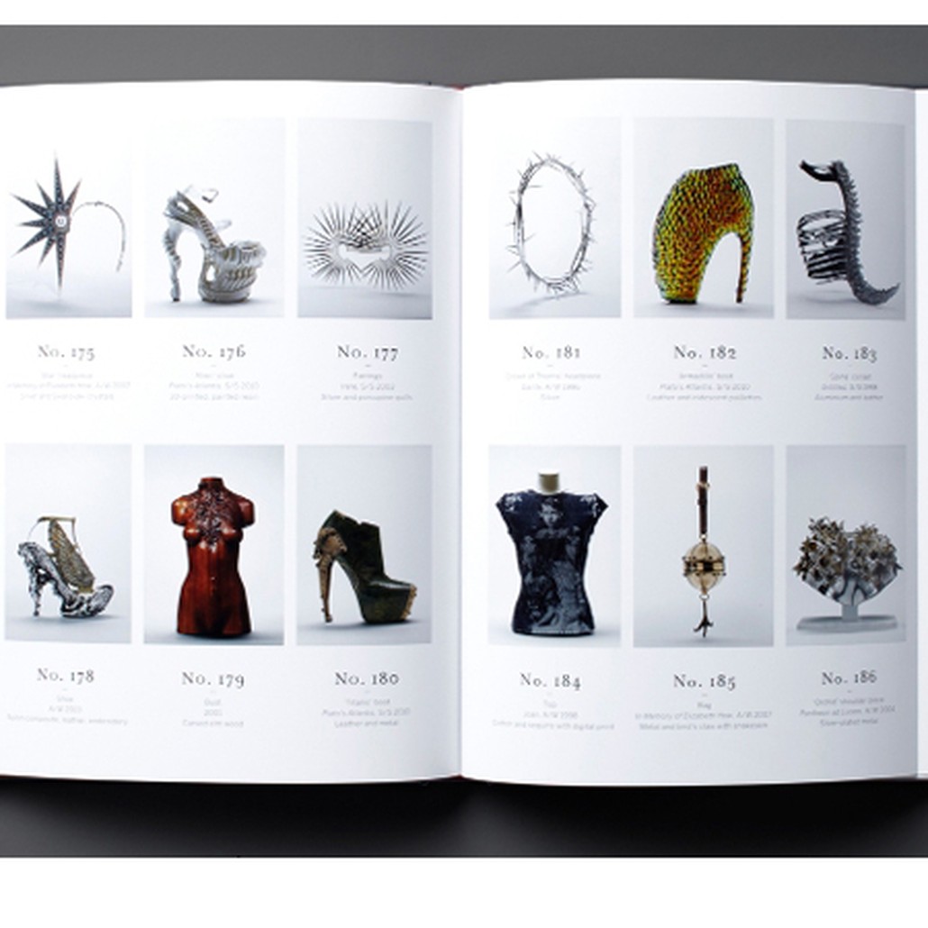Книга ALEXANDER MCQUEEN book