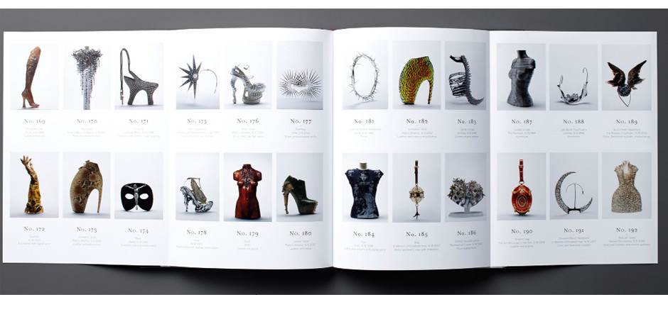 Книга ALEXANDER MCQUEEN book