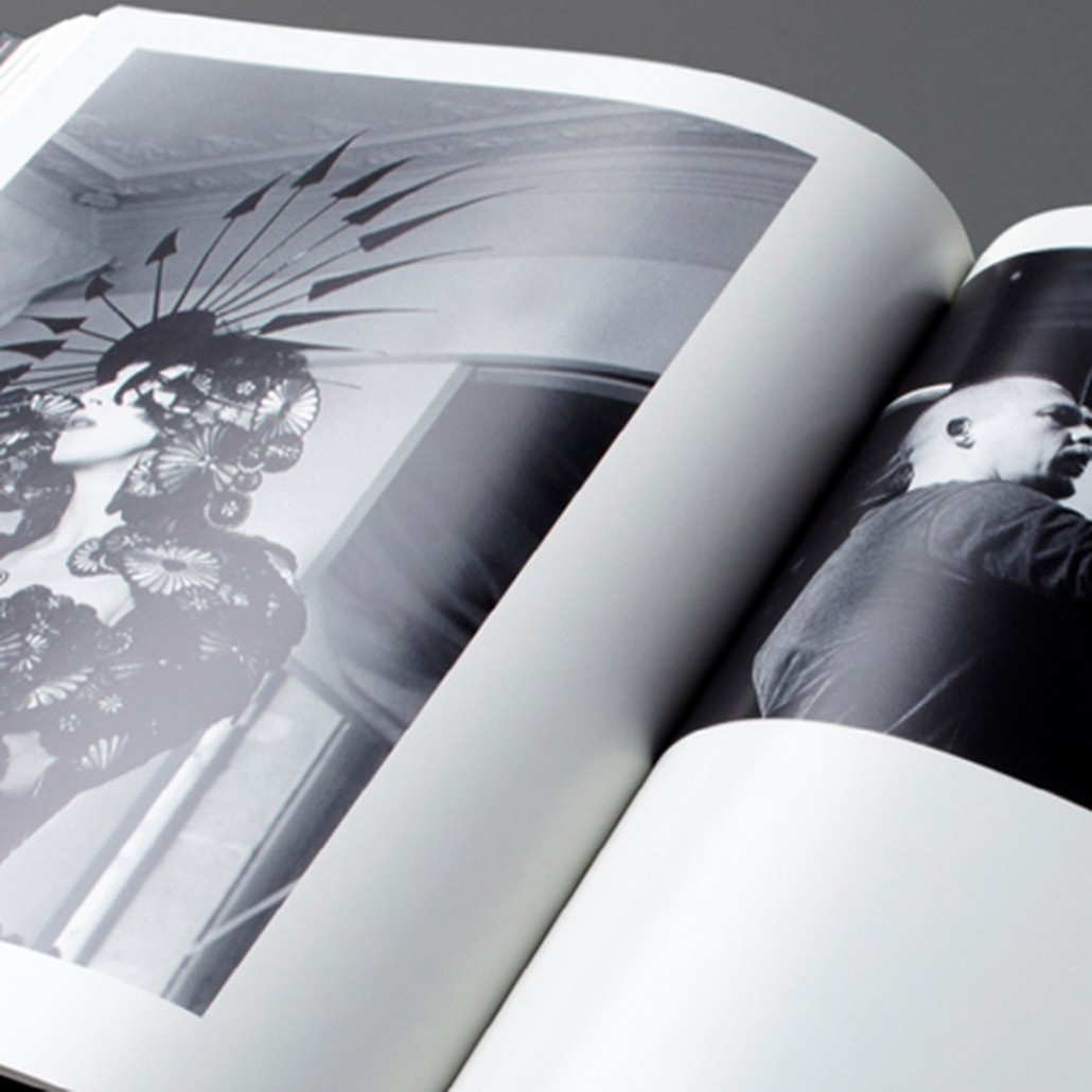 Книга ALEXANDER MCQUEEN book