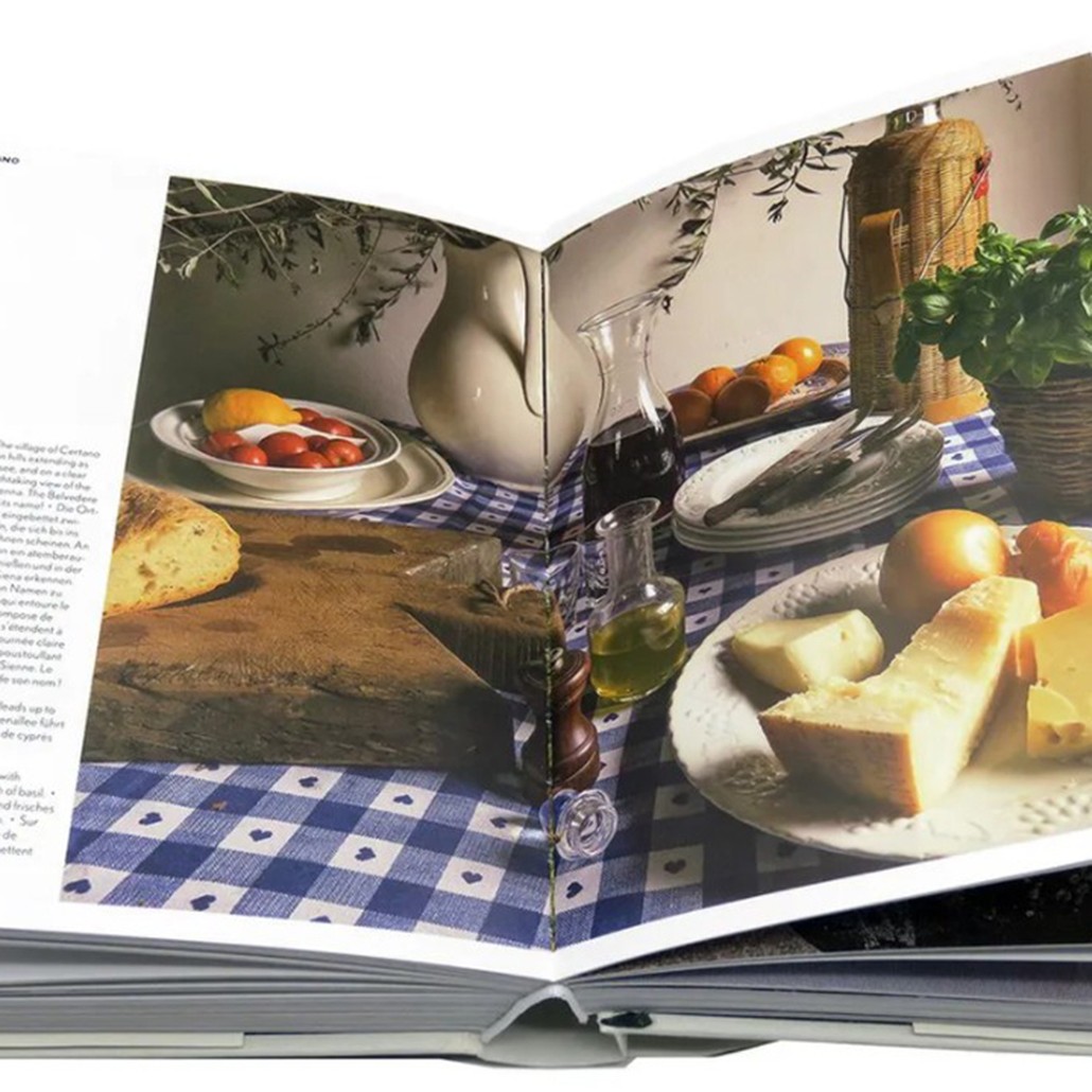 Книга Living in Tuscany