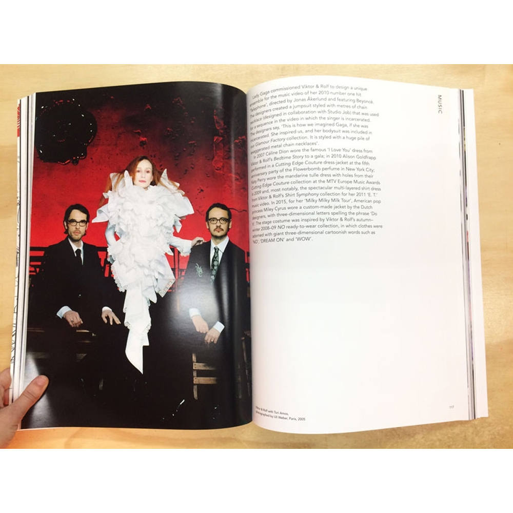 Книга Viktor & Rolf: Fashion Artists 25 Years