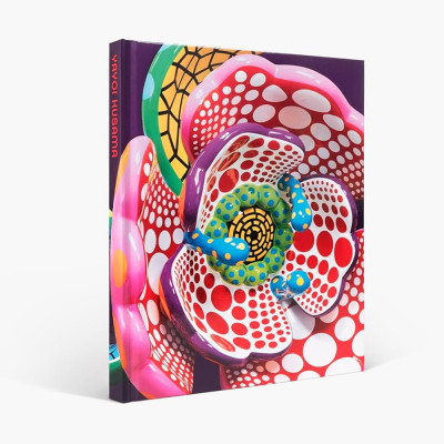 Книга по искусству Yayoi Kusama: I Spend Each Day Embracing Flowers