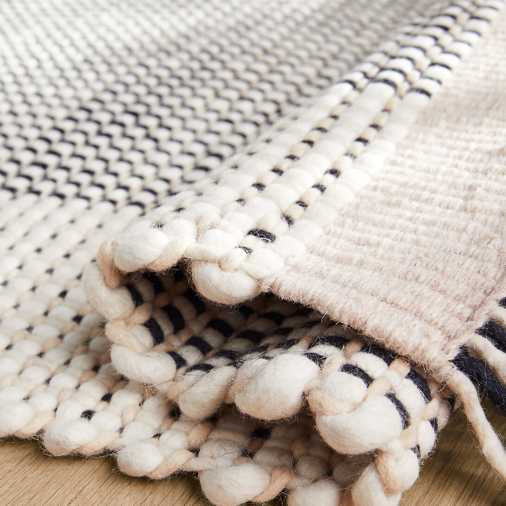 Ковер Woven from Wool с бахромой по краям