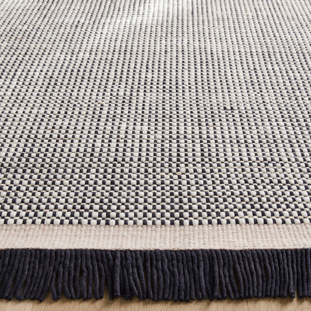 Ковер Woven from Wool с бахромой по краям