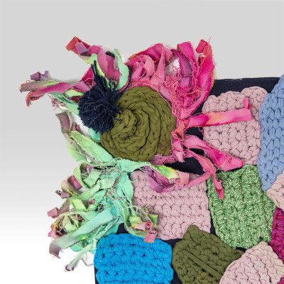 Ковер разноцветный из джинсовой одежды и армейских палаток Upcycling